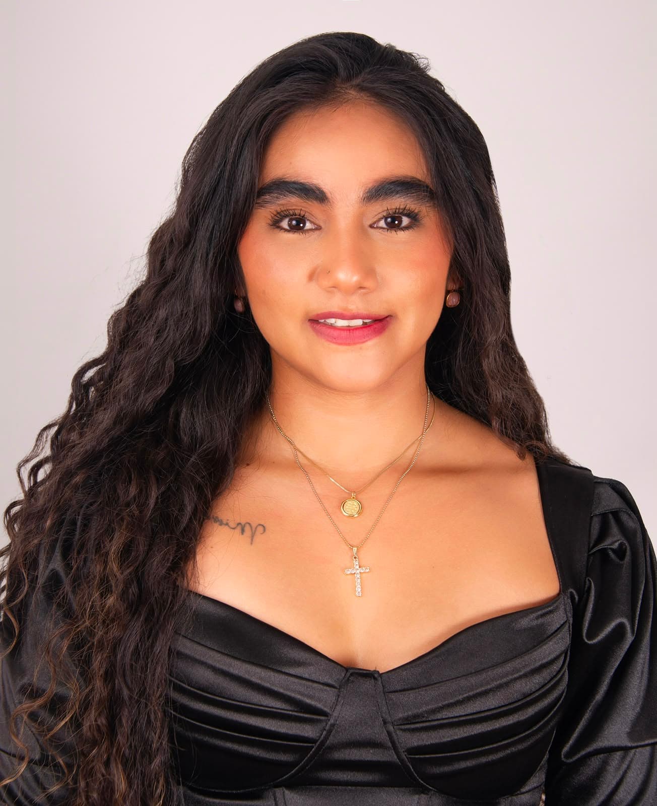 Retrato de estudio de una clienta con cejas depiladas y diseñadas con acabado natural definido en Aura Beauty Studio